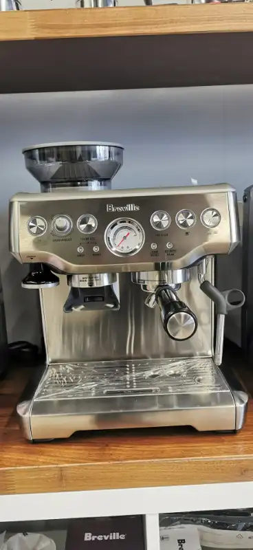 Nous avons plusieurs machines à café espresso boîtes ouvertes ou légèrement usagées de la marque Phi...