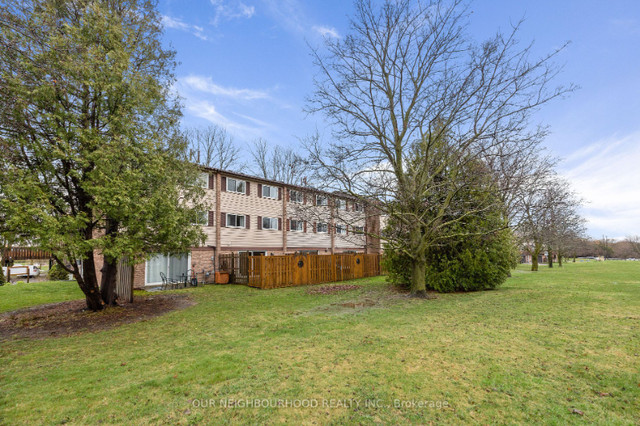 ✨CHARMING 3 BEDROOM TOWNHOME BACKS ONTO PARK➡ NORTH OSHAWA! in Condos for Sale in Oshawa / Durham Region - Image 2