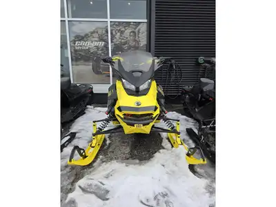 Ski-Doo RENEGADE XRS 850 2022 La Ski-Doo Renegade XRS 850 2022 est une motoneige de sentier haute pe...