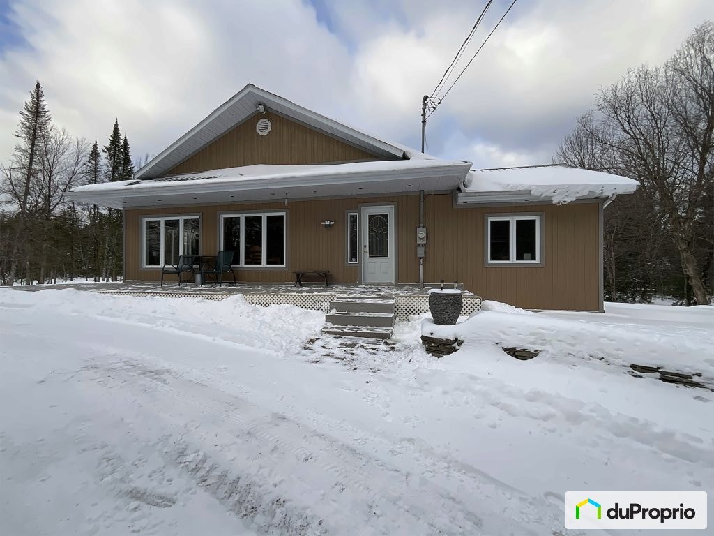 $679,500 - 1 1/2 Storey for sale in Stukely-Sud — photo 1