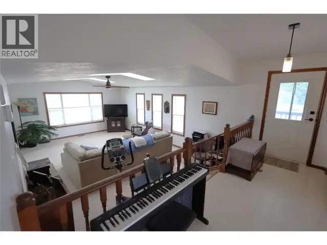 302 5th Street NW Nakusp, British Columbia in Houses for Sale in Nelson - Image 8