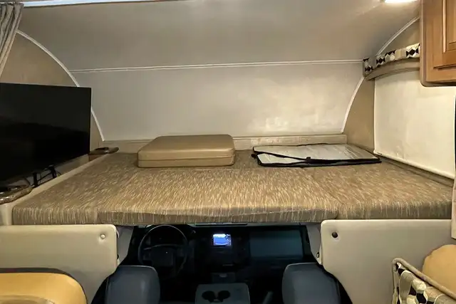 2015 Thor Chateau 33SW - Pre-Owned Super C Motorhome.  in RVs & Motorhomes in Red Deer - Image 20