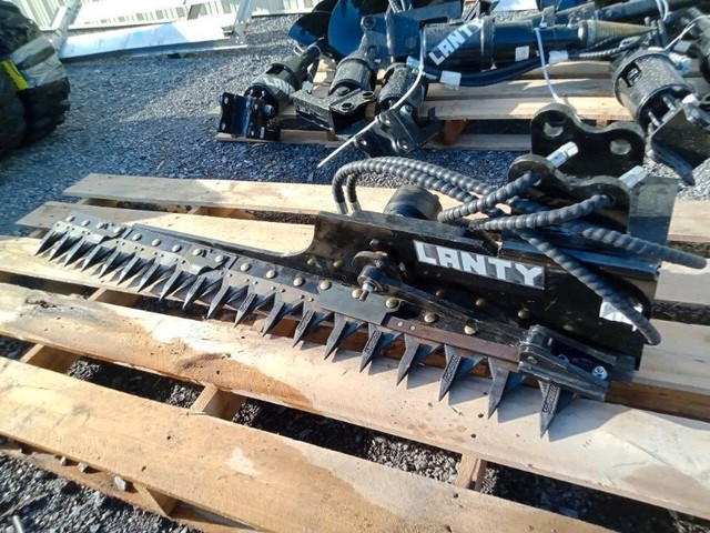 Skidsteer, Excavator, & Tractor Attachments at Auction dans Pièces et accessoires pour équipement lourd  à Trenton - Image 2