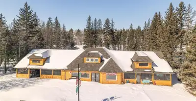 R36//Clear Lake/Excellent business opportunity in Clear Lake! This versatile building can accommodat...