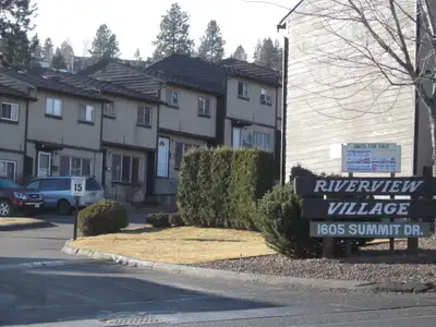 4 bedroom townhouse, 1.5 baths, fridge, stove, , microwave, washer/dryer, close to bus, shopping, sc...