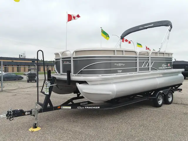 2020 Sun Tracker Party Barge 20 DLX -used pontoon boat in Powerboats & Motorboats in Prince Albert - Image 3