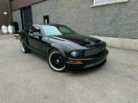 Mustang GT en condition impeccable, 86 000 km, intérieur en cuir rouge, transmission manuelle 5 vite... (image 1)