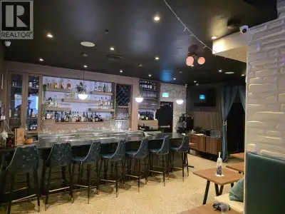 78 SEAT COCTAIL LOUNGE STYLE RESTAURANT WITH NICE BAR JUST OFF GRANVILLE ST WITH FULL COMMERCIAL KIT...