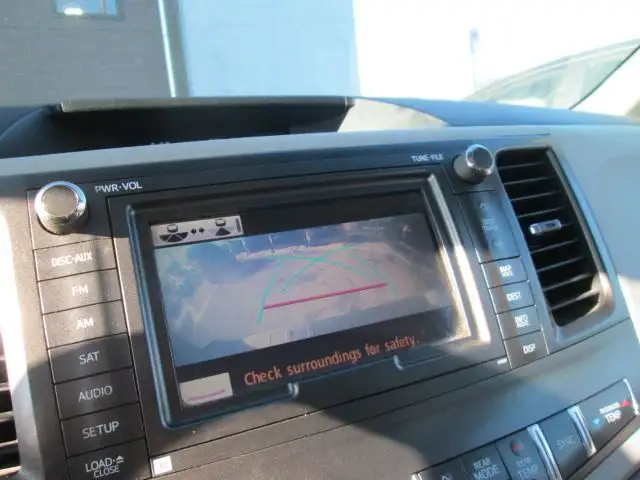 2011 Toyota Sienna Limited AWD in Cars & Trucks in City of Montréal - Image 37