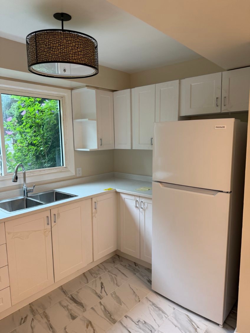 3 bedroom townhouse in Burlington $2,850.00 + utilities 5