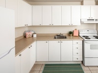 Set on ample, beautifully landscaped grounds in Ottawa South’s Herongate neighbourhood, Richlin Apar... (image 5)