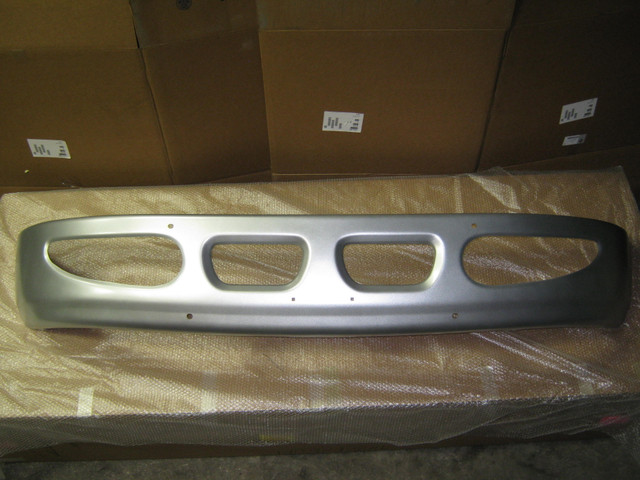 FREIGHTLINER CASCADIA LONG 126" 2018 & UP STEEL CHROME BUMPER in Heavy Equipment Parts & Accessories in Markham / York Region