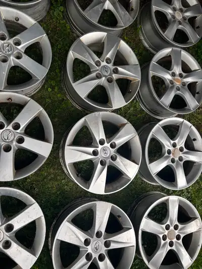 Plusieurs modèles de roues et Mag usagers prix selon le modèle pour info texte moi le modèle et anné...