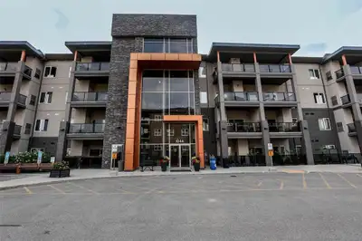 1M//Winnipeg/Murano Gardens ... where the living is easy. Discover this sophisticated beautifully de...