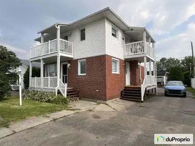 Triplex pouvant être transformé en duplex, puisque deux adresse. Grand terrain de 50´ par 100´. Gran...