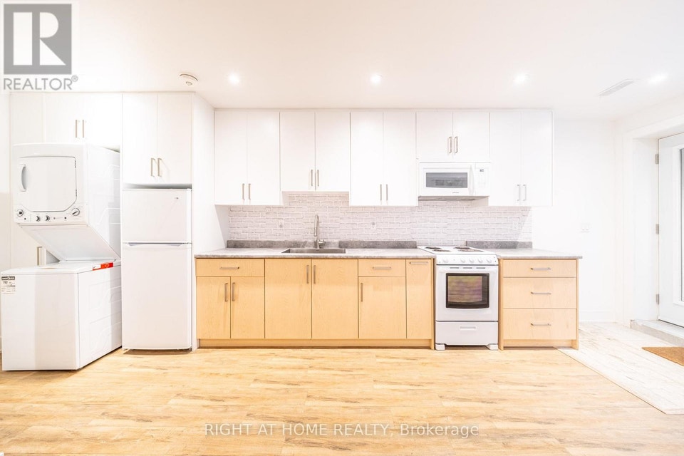 LOWER - 49 B EAST DRIVE Toronto (Rockcliffe-Smythe), Ontario 4