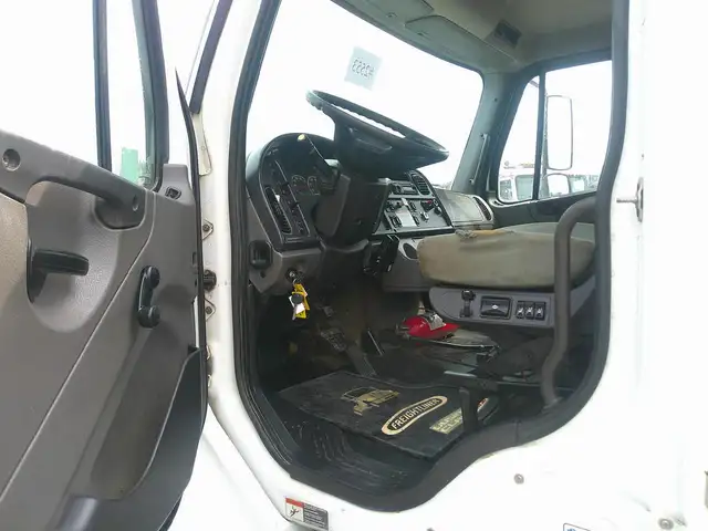 2017 Freightliner M2 in Heavy Trucks in Hamilton - Image 19