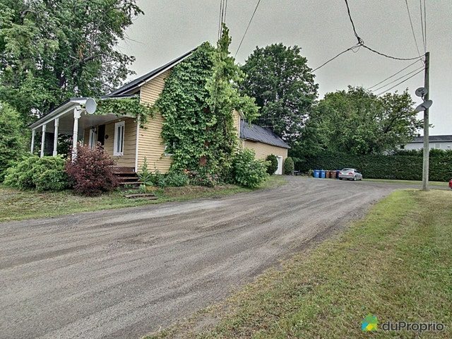 $469,000 - Triplex for sale in Ayer's Cliff — photo 1