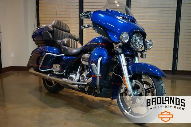 2020 Harley-Davidson FLHTKSE - CVO Limited in Sport Touring in Lethbridge - Image 2