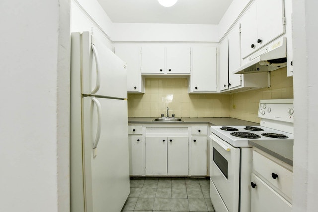 2400 Van Horne — photo 1
