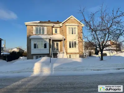 Condo dans un triplex, rue en forme de loupe, très tranquille, 3 chambres à l'étage, salle de bain a...