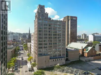 Spacious 1 bedroom corner unit located right in the heart of downtown in the Pigott building. This h...