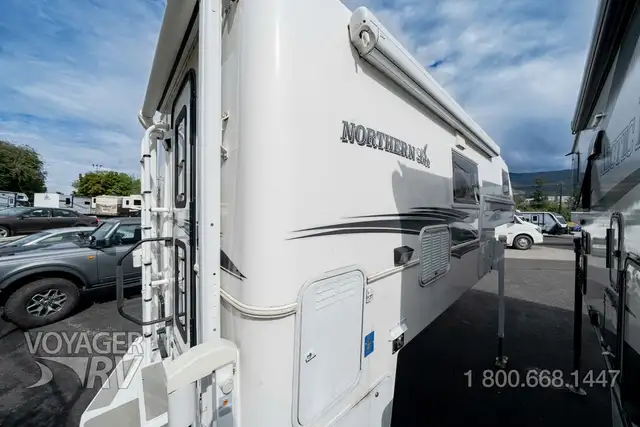 2017 Northern Lite Special Edition 10.2 in Travel Trailers & Campers in Kelowna - Image 3