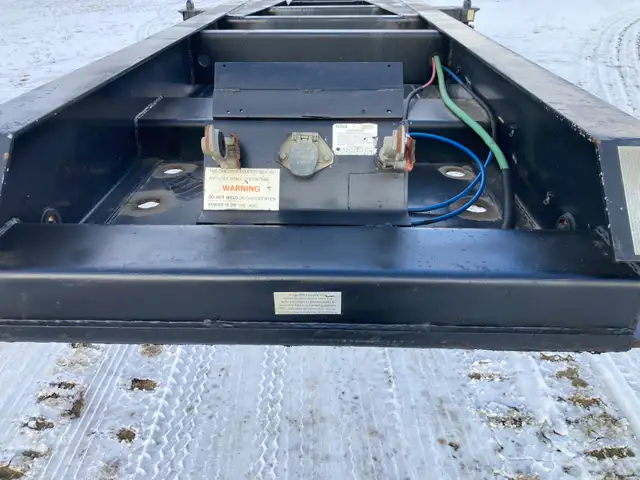 2006 Hyundai Container Chassis / 20 ft container pins in Heavy Equipment in Laval / North Shore - Image 12