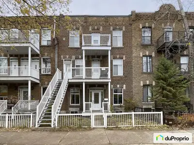 Rarement à Montréal! Grand triplex comprenant 3 grands logements de 1300 pieds carrés chacun, avec q...