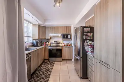 Immense 5 et demidans un immeuble situé au coeur du quartier Montcalm sur la Grande Allée. Localisat...