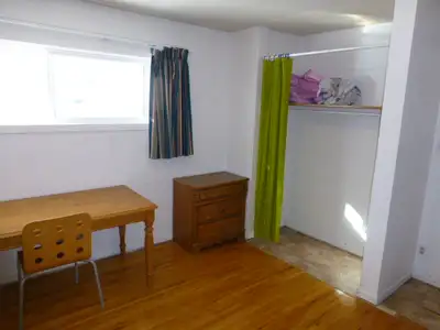 7 minutes walk to U of C-train Station，close to University and Sait and shopping mall. furnished roo...