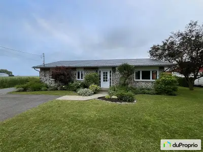 Découvrez cette magnifique propriété de plain-pied où tranquillité et confort se rencontrent. Implan...