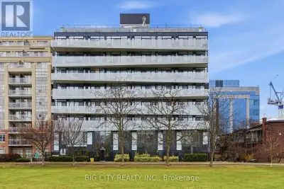 Welcome to this soft-loft 1-bedroom with locker in one of King West's most sought-after boutique bui...
