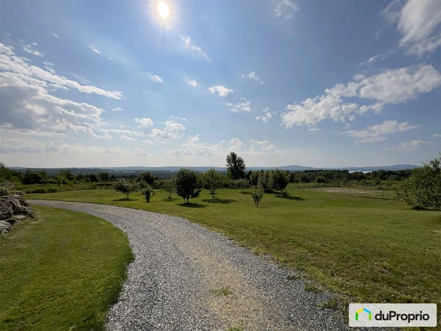 $850,000 - Acreage / Hobby Farm / Ranch in Beaulac Garthby — photo 2