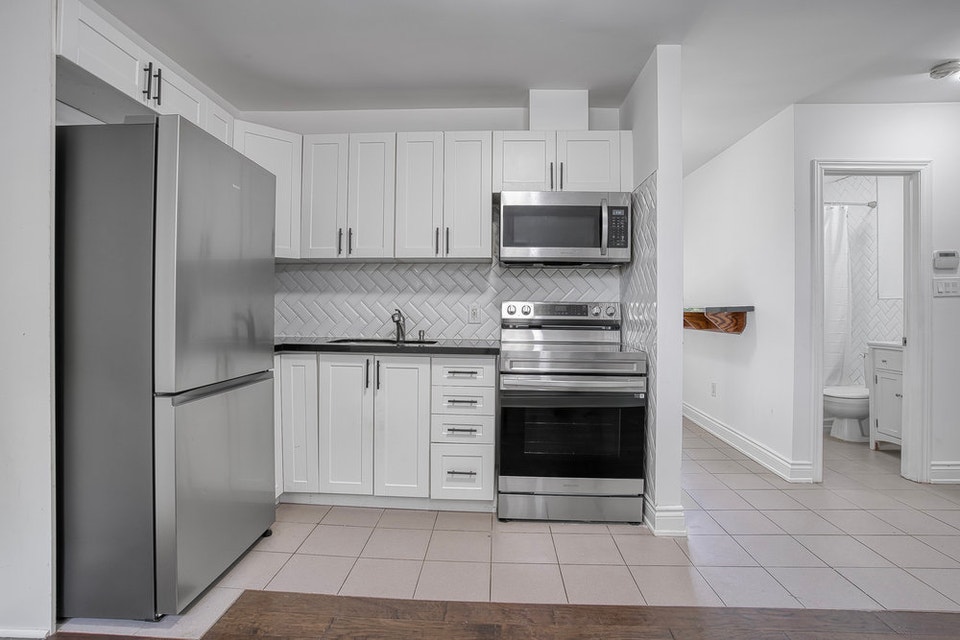 2-Bdrm Apt near Eglinton and Dufferin w/washer & dryer! 2
