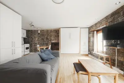 Appartement style loft entièrement meublé, situé au cœur du Vieux-Québec, au coin de la rue Ste-Anne...