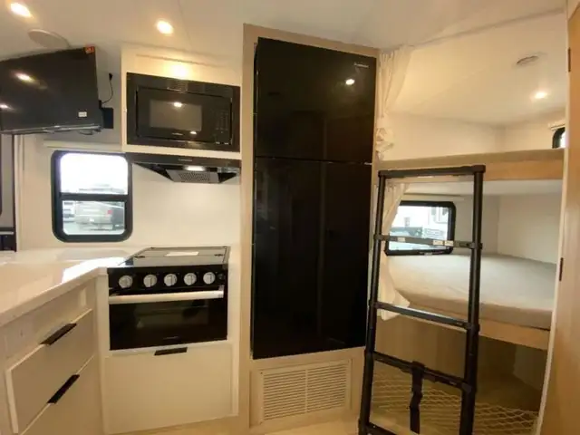 2026 Winnebago Thrive 22MBH in Travel Trailers & Campers in Bedford - Image 14