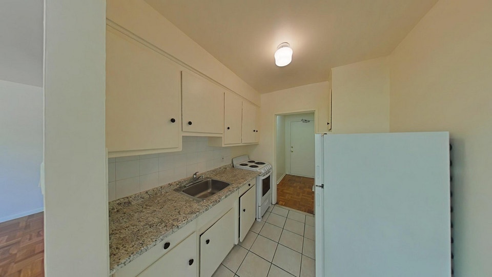 Bachelor Apartment for Rent - 1607 Victoria Park Avenue 2