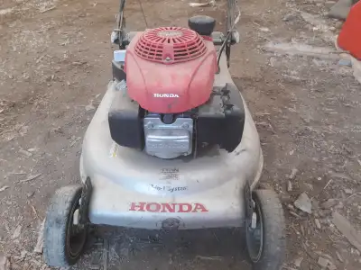 Honda Lawn mower for parts only. No Bag. It does not start, knocks. Original owner.
