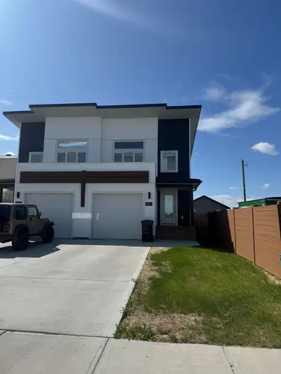 #8531- 3Bed/3.5Bath Duple\x in Clairmont. Avail July 1st! $2500