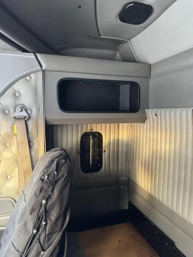 2012 KENWORTH T800 in Heavy Trucks in Saskatoon - Image 29