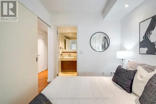 402 - 218 QUEENS QUAY W Toronto (Waterfront Communities), Ontari63005670654081124