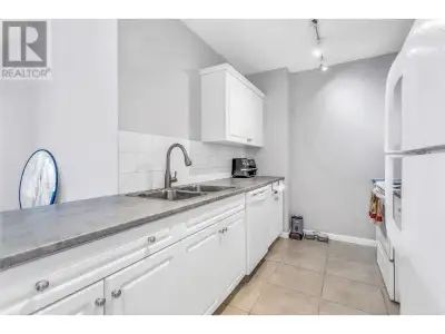 Live effortlessly in this meticulously maintained, top-floor condo in Rutland! Enjoy ultimate conven...