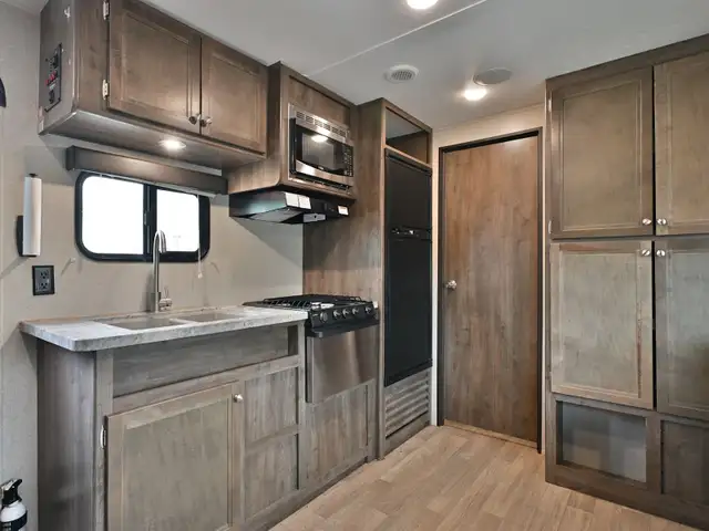 2018 Lantern 300TQ in Travel Trailers & Campers in St. Albert - Image 11