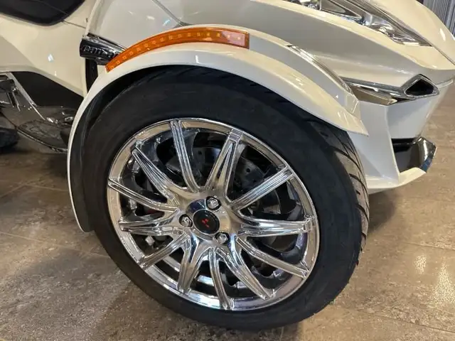 2015 Can-Am SPYDER RT LTD SE6 BLANC in Sport Touring in Lanaudière - Image 9