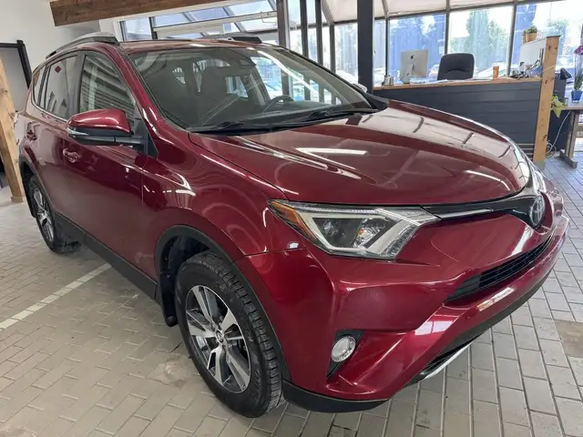 2018 Toyota RAV4 AWD XLE in Cars & Trucks in Longueuil / South Shore - Image 8