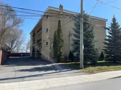 Spacious 2 bedroom apartment w. balcony -12-677 Victoria