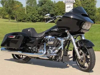 ONLY 9,300 KM - Custom Saddleman Seat and Upgraded Exhaust This Sharp 2021 Road Glide is a Locally o...