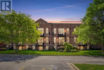 Calling all down-sizers, right-sizers and anyone looking for a bungalow-sized condo without the upke...