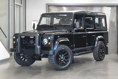 Découvrez le summum de lartisanat britannique avec ce Land Rover Defender 110 1987, restauré sur mes...
